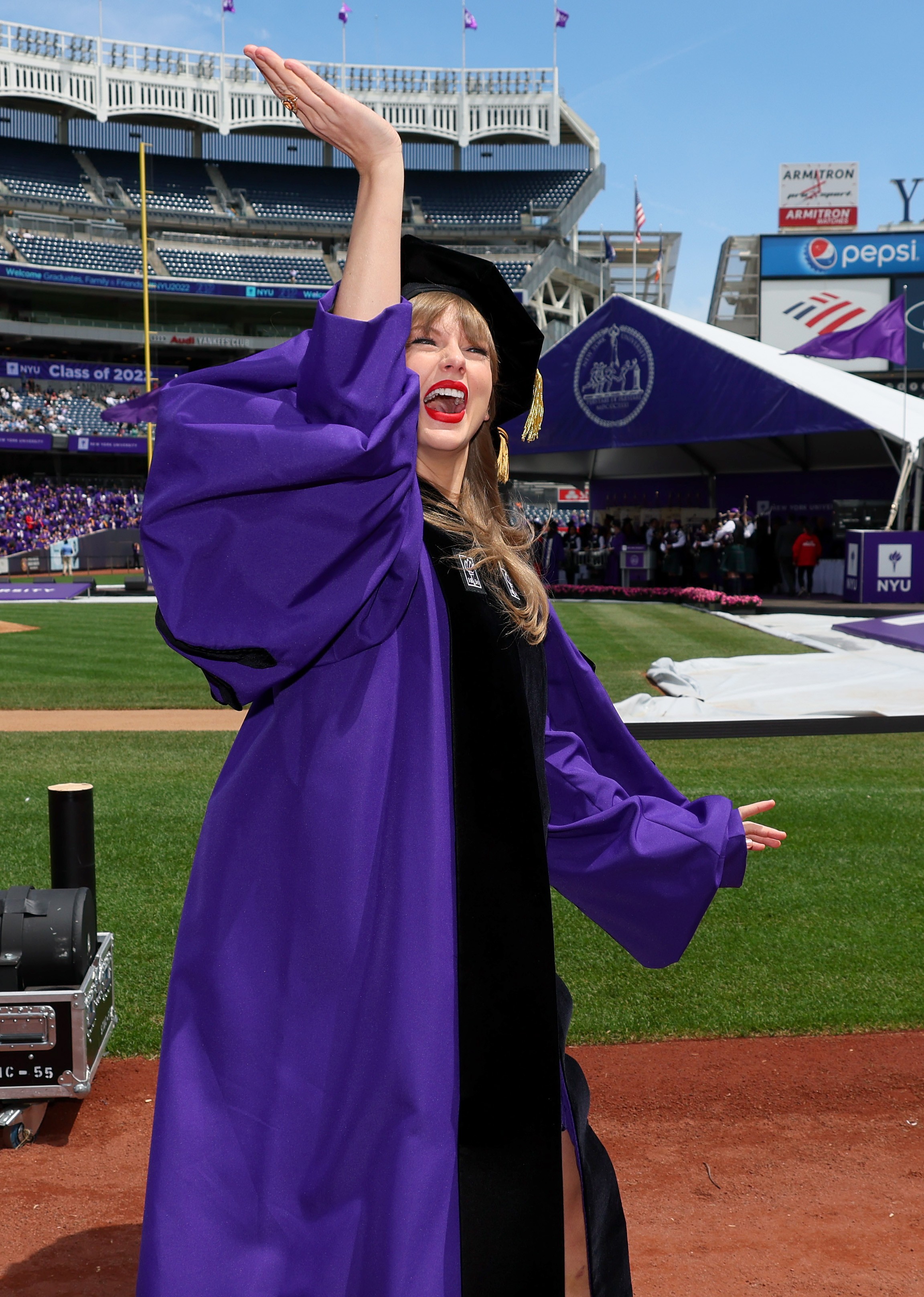 NEW YORK, NEW YORK - MAY 18: Taylor Swift arrives to deliver the New York University 2022 Commencement Address at Yankee Stadium on May 18, 2022 in New York City. (Photo by Dia Dipasupil/Getty Images) (Foto: Getty Images)