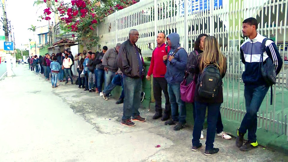 Fila para suposto posto do Sine em NiterÃ³i â Foto: ReproduÃ§Ã£o/TV Globo