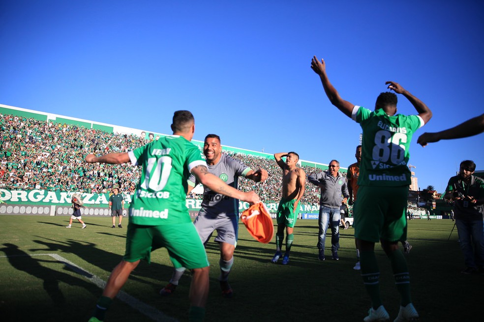 Jogadores fizeram a festa com permanência garantida — Foto: Rafael Bressan/Chapecoense