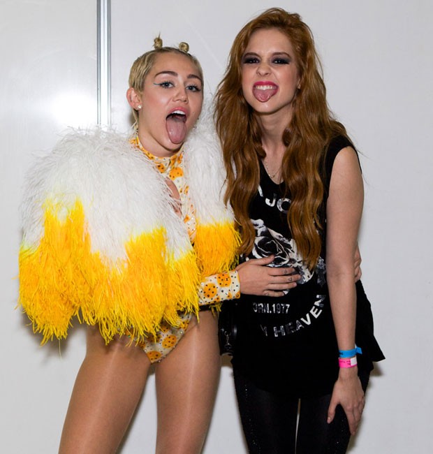 Miley Cyrus e Sophia Abrahão (Foto: Foto rio News)