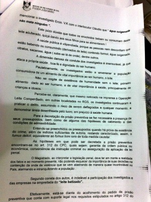 Decisão judicial, documentos de busca e apreensão da quinta etapa do caso do leite (Foto: Felipe Truda/G1)
