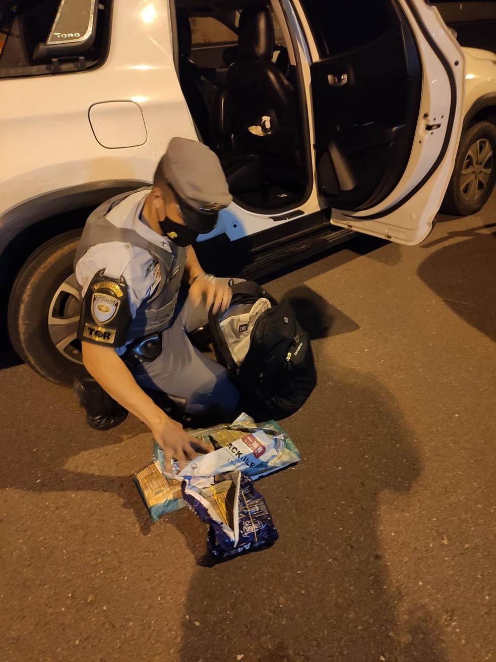 Dinheiro estava dentro de uma mochila localizada no banco do carro dirigido pelo homem de 55 anos — Foto: Polícia Rodoviária
