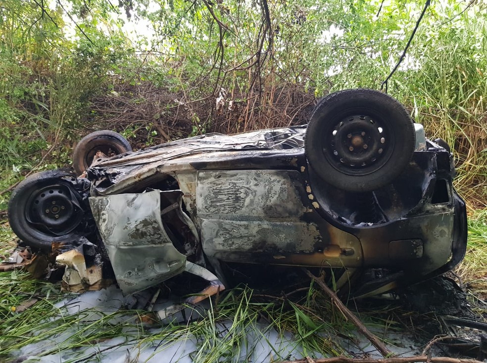 Carro de passeio ficou completamente destruído após pegar fogo no acidente — Foto: Divulgação/PRF