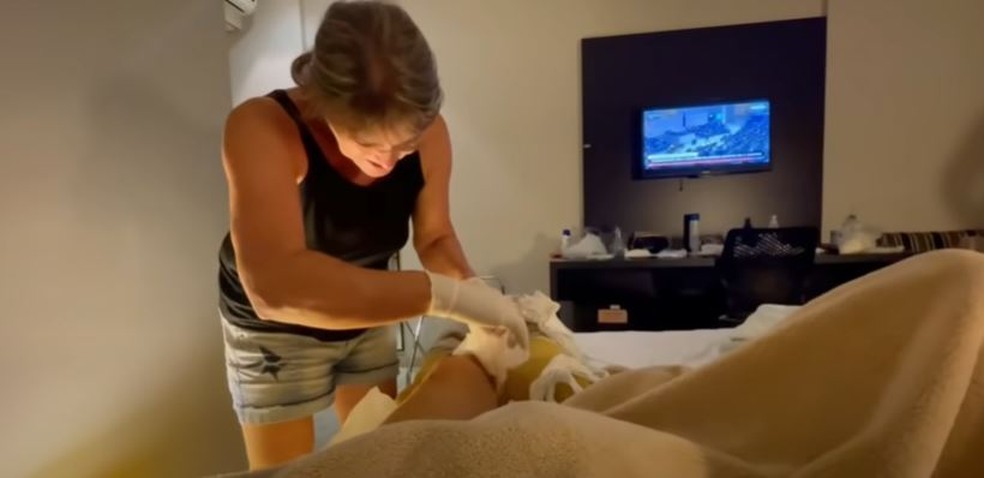 Mãe de Aline realiza a troca de curativos durante parada para descanso em Rondonópolis (MT) — Foto: Redes Sociais/ Reprodução 