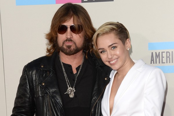 A relação de Miley Cyrus com seu pai não é bela como no seriado ‘Hannah Montana’. Billy Ray Cyrus culpa a série por todas as desgraças de sua família, e as desavenças entre pai e filha ficaram visíveis durante o divórcio de Billy da mãe de Miley (Foto: Getty Images)