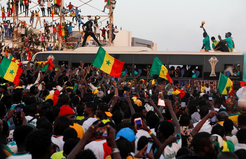 Campees com Senegal desfilam em nibus, e milhares de fs se aglomeram nas ruas de Dakar aps ttulo da Copa Africana  Foto: Zohra Bensemra/Reuters