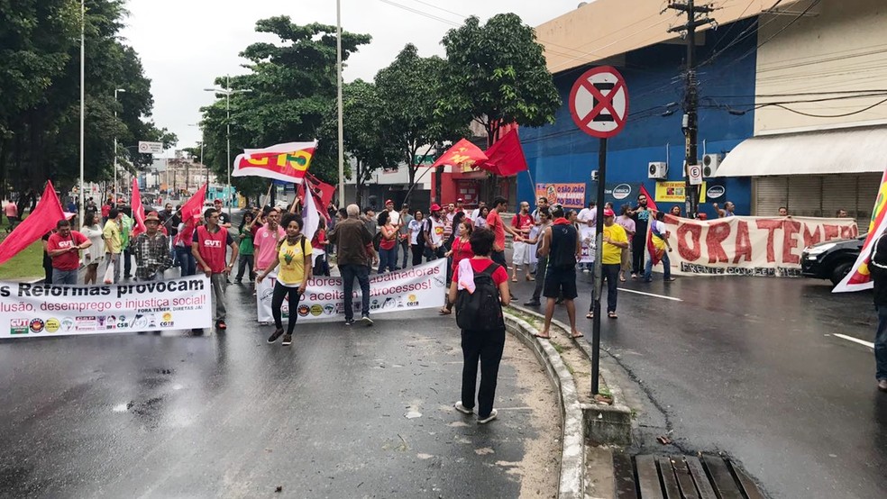 Manifestantes contra presidente Michel Temer e reformas ocuparam ruas de João Pessoa (Foto: Walter Paparazzo/G1)