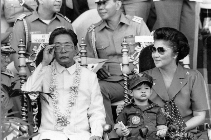 O Credit Suisse teria ajudado a armazenar parte dos bilhões de dólares que o ditador Ferdinand Marcos e sua esposa, Imelda, roubaram das Filipinas.Tempos depois, foi descoberto que o banco suíço abriu contas para o casal com os nomes falsos de "William Saunders" e "Jane Ryan".