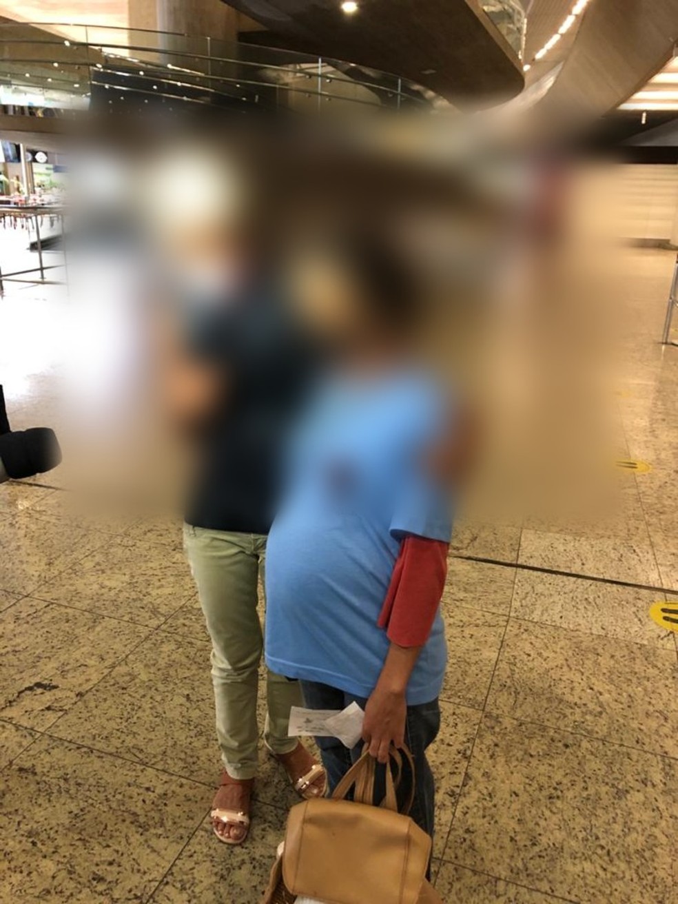 Vítima no momento em que encontrou a mãe em aeroporto de Minas Gerais — Foto: Polícia Civil/Divulgação