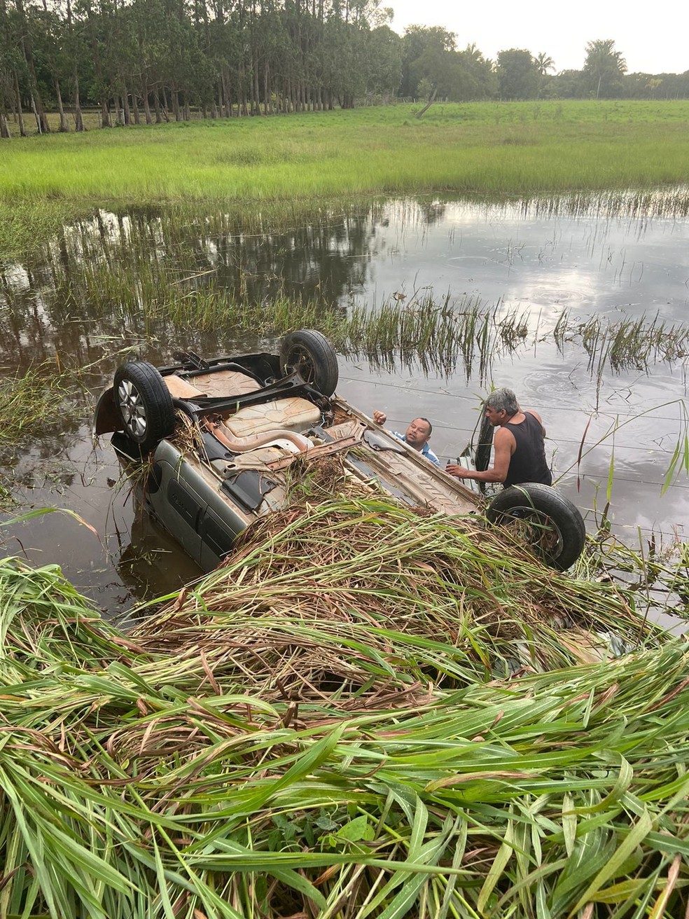 Momento em que moradores tentavam resgatar mulher submersa — Foto: Folha do Bico/Divulgação