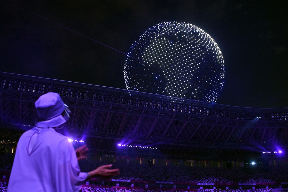 Drones formam globo durante a cerimônia de abertura das Olimpíadas — Foto: Andrej Isakovic/AFP