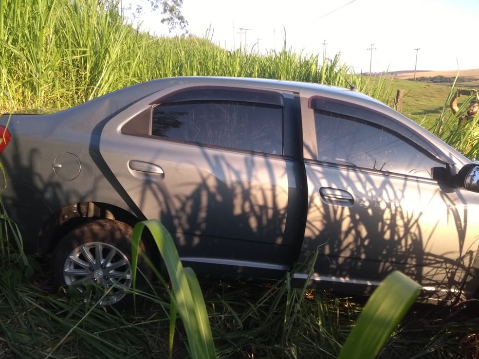 Veículo caiu em ribanceira após batida em Taquarituba (SP) — Foto: Corpo de Bombeiros/Divulgação