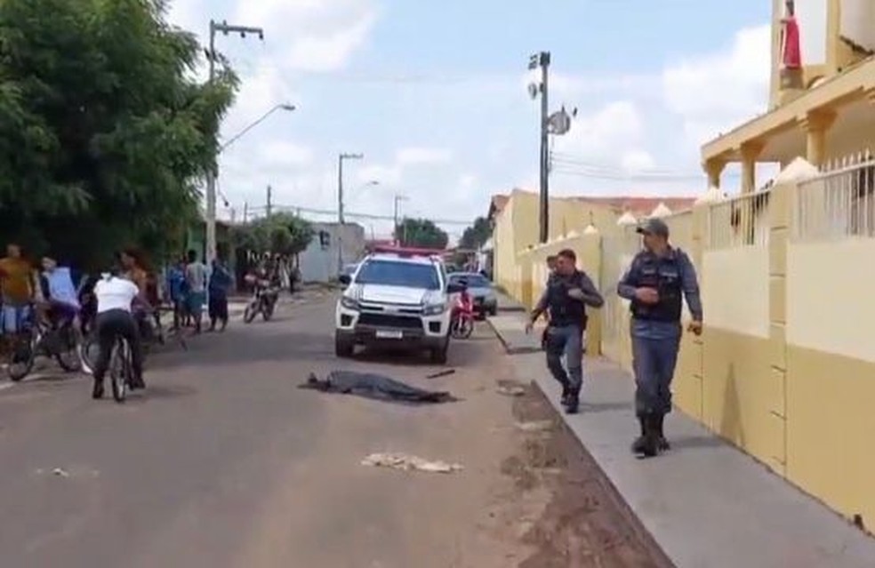 Homem é assassinado a pauladas na frente de uma igreja, em Imperatriz  — Foto: Reprodução/Redes sociais