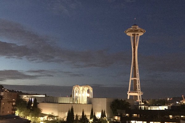 A Seattle Space Needle apagada em homenagem ao músico Chris Cornell (Foto: Reprodução/Twitter)