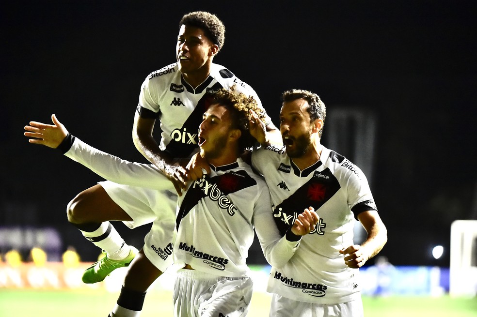 Figueiredo comemora seu gol com Nen� e Andrey  � Foto: Andr� Dur�o