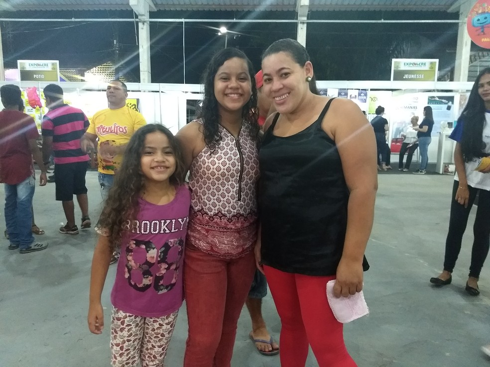 Rosana Macedo levou as sobrinhas para se divertir na Expoacre 2018 (Foto: Aline Nascimento/G1)