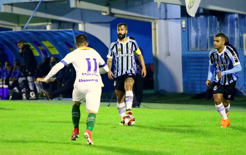 Douglas e Alisson em ação no Brasileirão de Aspirantes (Foto: Rodrigo Fatturi/Grêmio)