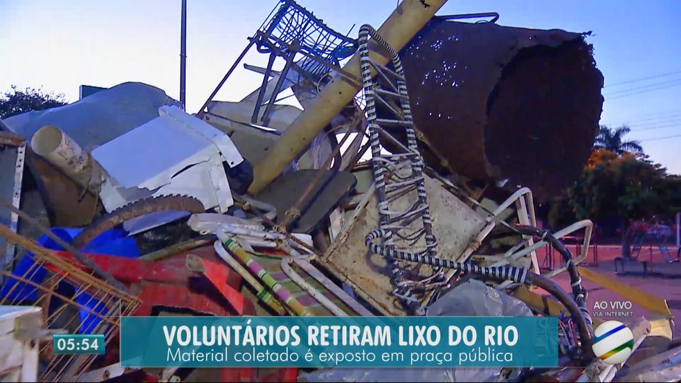 O material retirado do rio ficará exposto na Praça dos Pioneiros até a próxima sexta-feira (22) (Foto: TV Centro América)
