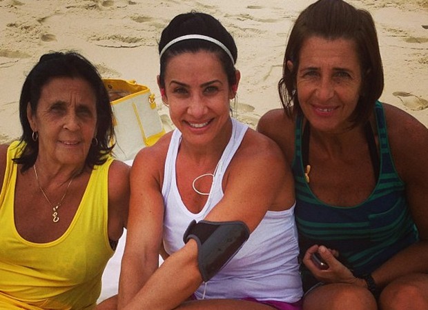Scheila Carvalho com a mãe, Eunice, e a irmã, Sandra (Foto: Reprodução/Twitter)