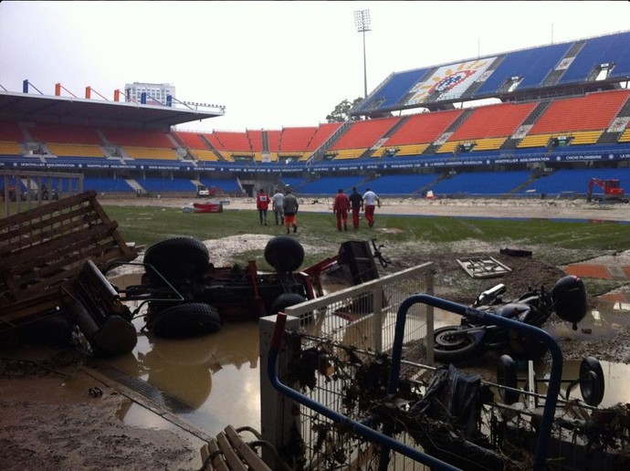 Enchente estádio Montpellier - campo de jogo (Foto: Reprodução/ Twitter)
