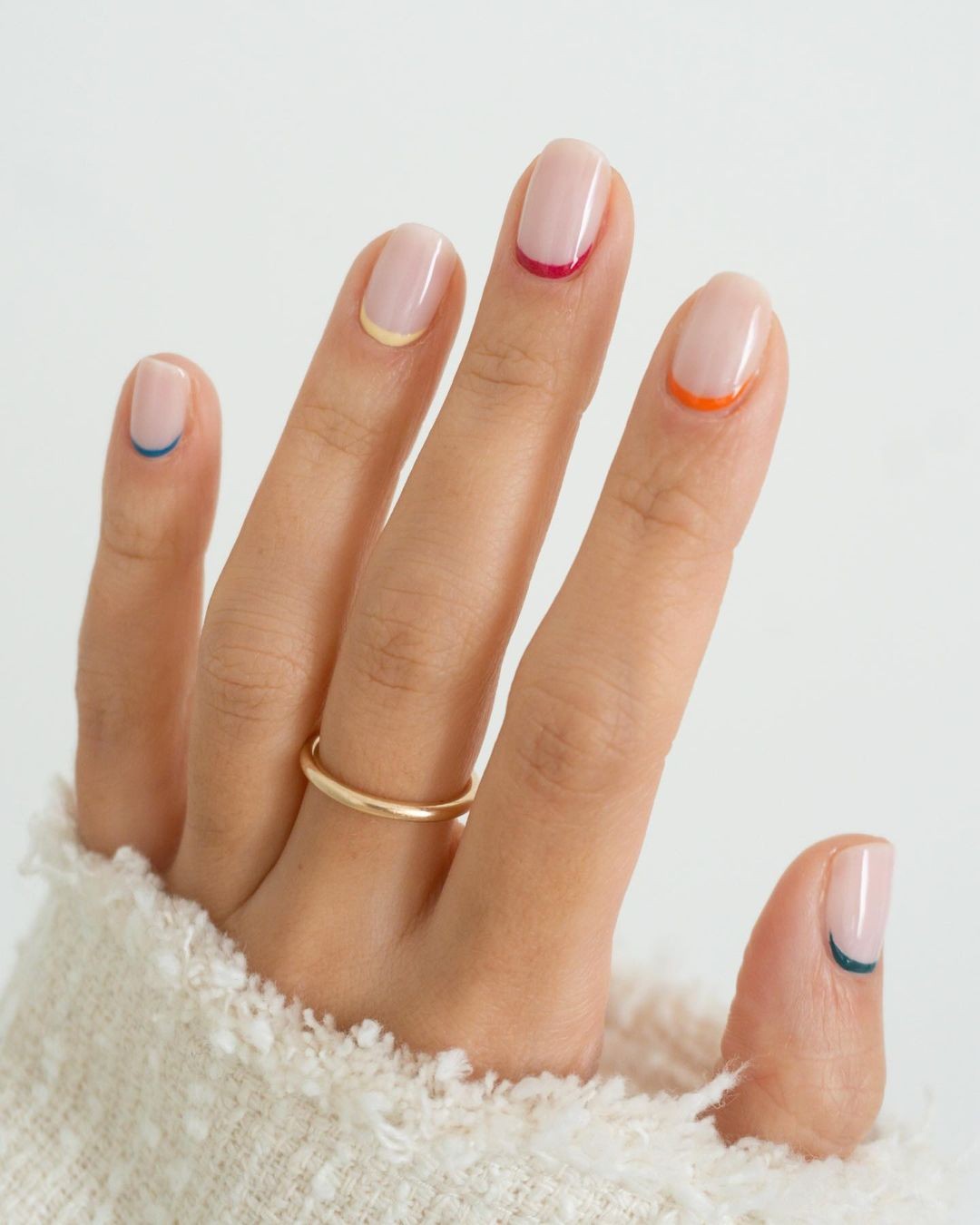 Francesinha minimalista é tendência de nail art (Foto: Reprodução/Instagram @m.o.n.a.j)