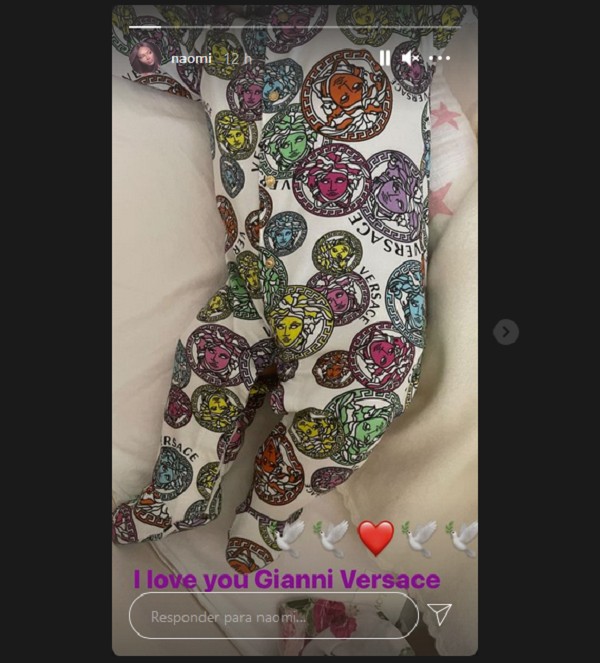 A foto compartilhada por Naomi Campbell mostrando a filha nascida no último mês de maio (Foto: Instagram)