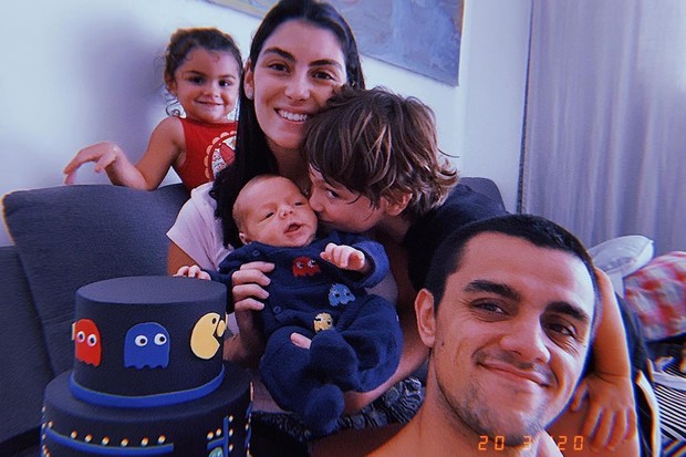 Mariana Uhlmann e Felipe Simas com os filhos (Foto: Reprodução/Instagram)