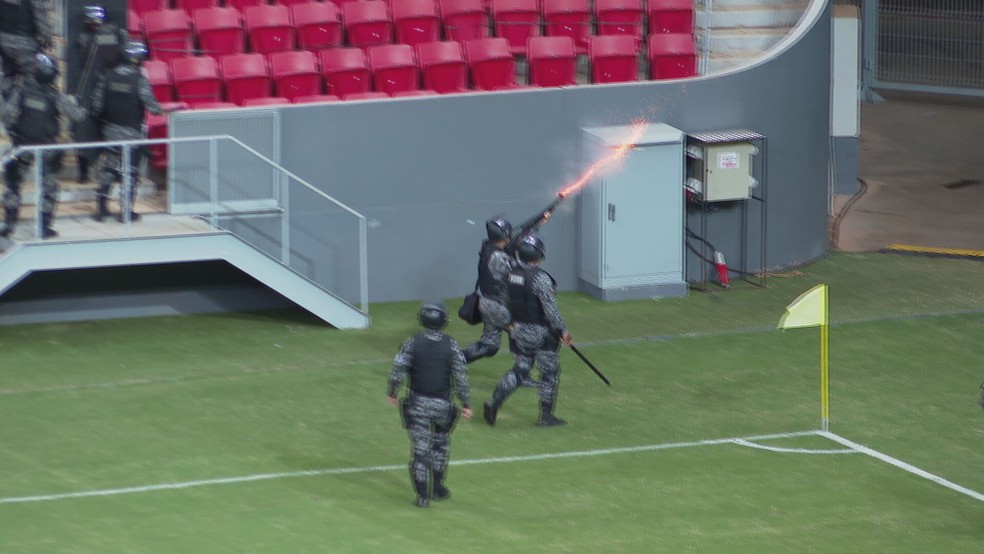 PM dispara bombas de gás durante confusão entre torcida do Brasiliense e do Gama — Foto: TV Globo/Reprodução