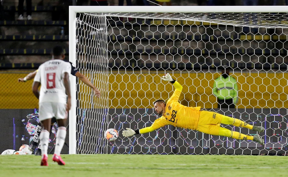 Diego Alves se estica, mas não consegue pegar o pênalti — Foto: Daniel Tapia/Reuters