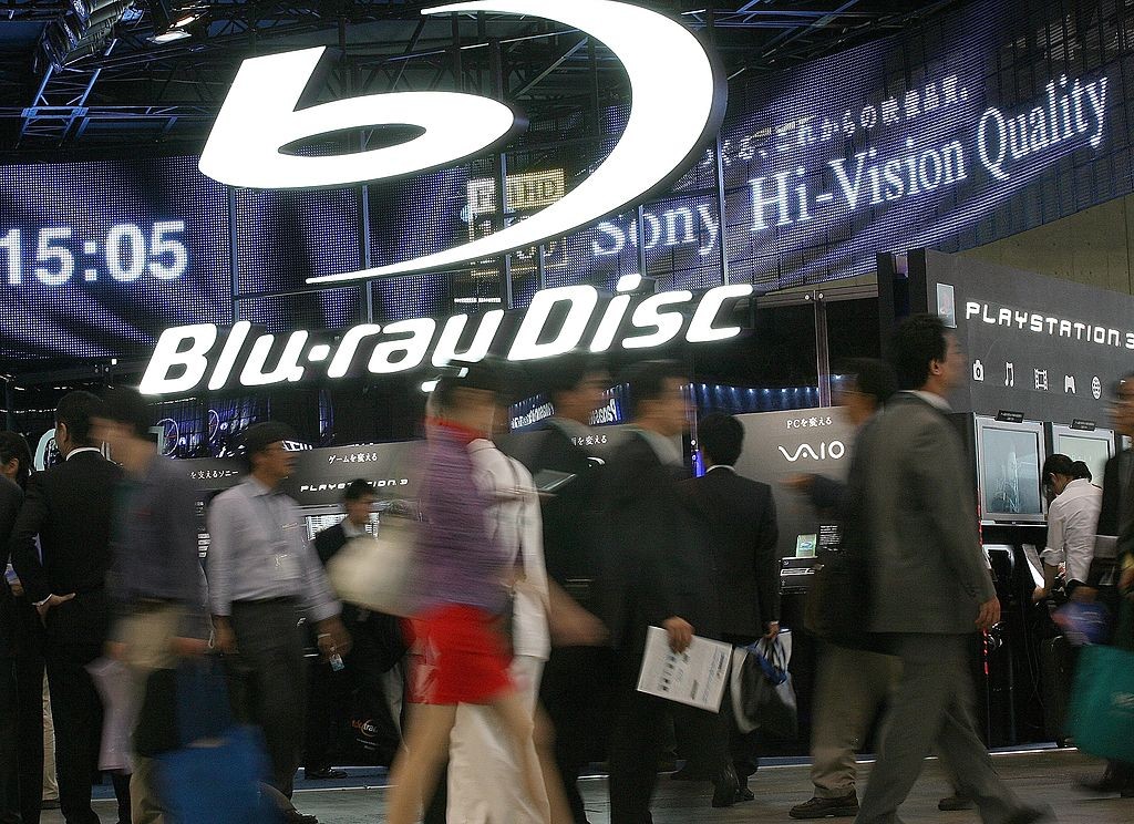 CHIBA, JAPAN - OCTOBER 3: Visitors walk in front of the Sony Corp's new products, Blu-ray Disc systems booth during the CEATEC Japan 2006 exhibition at Makuhari Messeon on October 3, 2006 in Chiba, Japan. The five-day CEATEC (Combined Exhibition of Advanc (Foto: Getty Images)