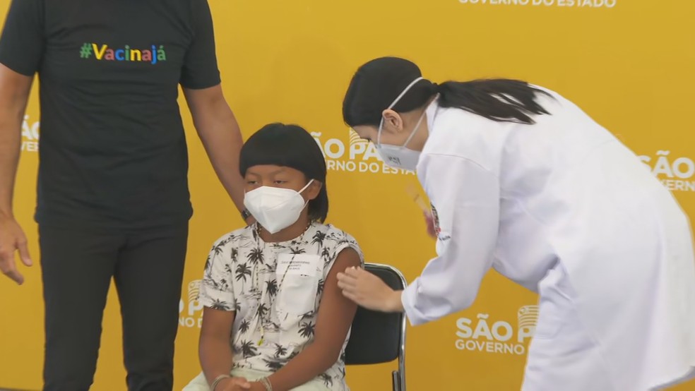 Indígena Davi, de 8 anos, é a primeira criança a receber a vacina contra a Covid-19, no Hospital das Clínicas, em SP — Foto: Reprodução