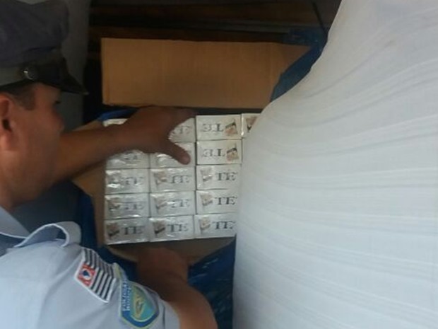 Caminhoneiro disse que carregou veículo na fronteira com Paraguai (Foto: Divulgação/ Polícia Rodoviária Avaré)