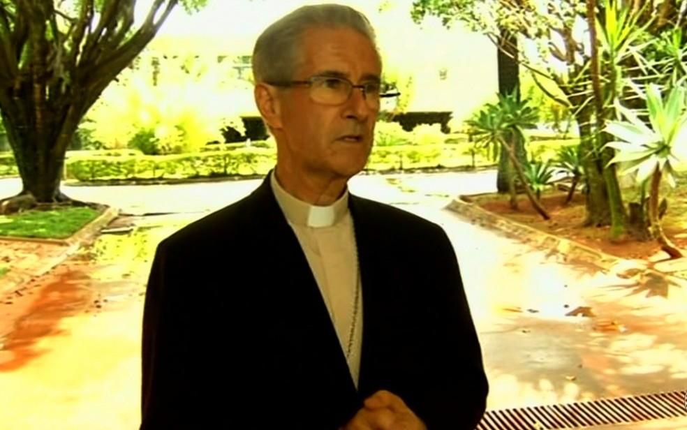 Arcebispo de Uberaba (MG), dom Paulo Mendes Peixoto chega a Formosa (Foto: TV Anhanguera/ReproduÃ§Ã£o)