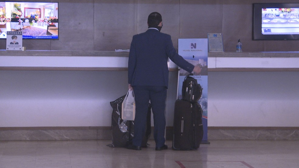 Hóspedes do Hotel Nacional são obrigados a fazer checkout após ordem de despejo para imissão de posse  — Foto: TV Globo/Reprodução