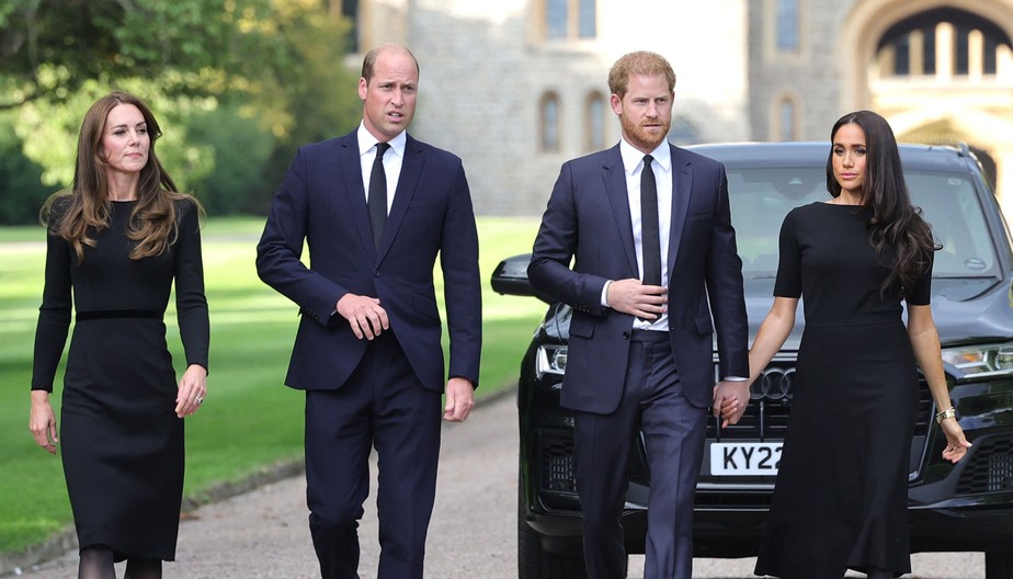 Estranhados há anos, príncipes William e Harry, e suas esposas Kate e Meghan, apareceram juntos neste sábado no Castelo de Windsor.