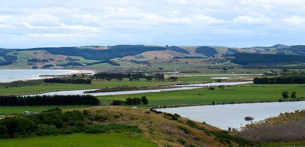 A vista do rio Clutha onde entra o mar, a partir Kaitangata, na Nova Zelândia (Foto: Wikimedia Commons)