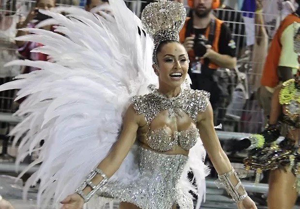 2013: Sabrina usou um corselet cavadíssimo, mas não se acanhou ao mostrar o samba no pé. Ela representava uma baronesa do café — Foto: Agnews/Brazil News