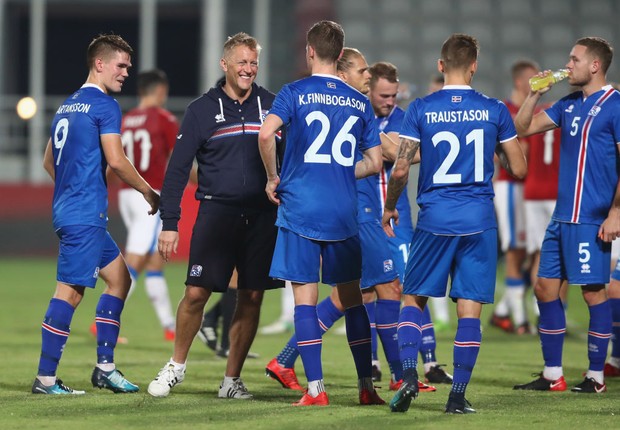  Heimir Hallgrimsson comanda treino da seleção da Islândia (Foto: Francois Nel/Getty Images)