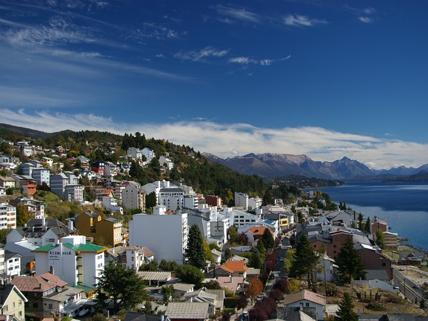 View overlooking the city of Bariloche from above, with Lago Nahuel Haupi, a blue sky, and the Andes in the background. Northern Patagonia, Argentina. (Foto: Getty Images)