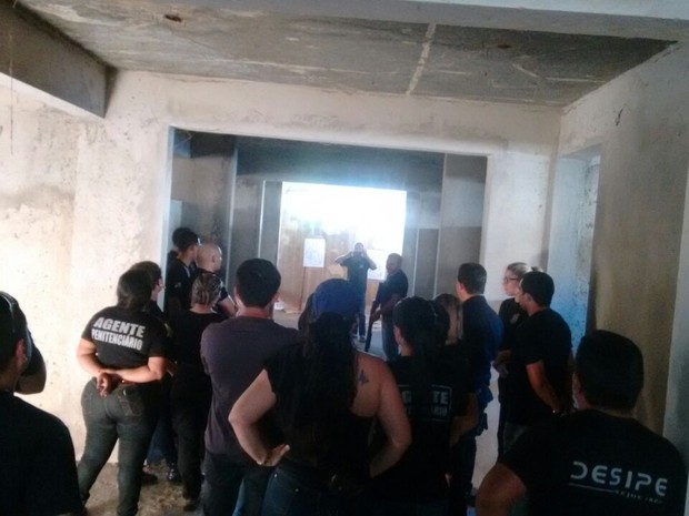 Agentes penitenciários são instruídos por integrantes do GIT (Foto: Arquivo Pessoal/Lindomar Sobrinho)