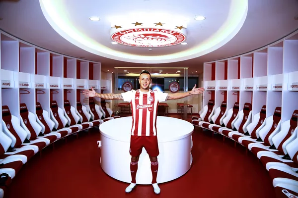 Rafinha E Apresentado No Olympiacos E Mira 46 Titulo Para Maior E Atual Campeao Grego Futebol Internacional Ge