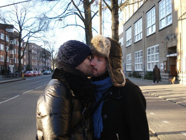 Alexandre Herchcovitch postou uma foto beijando o diretor criativo Fabio Souza (Foto: Reprodução / Instagram)