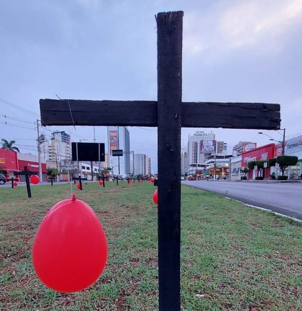 Homenagem às vítimas da Covid-19 em Cuiabá — Foto: Pedro Fim/Observatório Social de MT