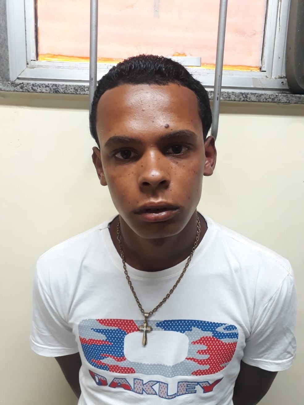 Policiais do 3° BPM (Méier) prenderam nesta terça-feira (19) Vinicius Rodrigues de Araújo, de 18 anos, conhecido como Dividro, na comunidade Engenho da Rainha. — Foto: Divulgação/PM