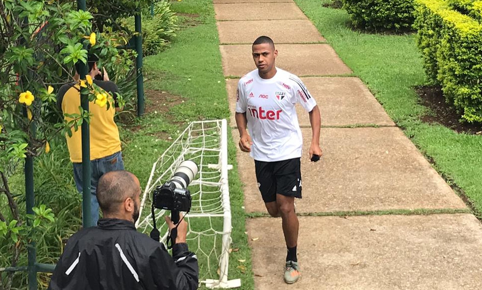 Zagueiro Bruno Alves volta a treinar com elenco do São Paulo após pancada no tornozelo; veja provável escalação