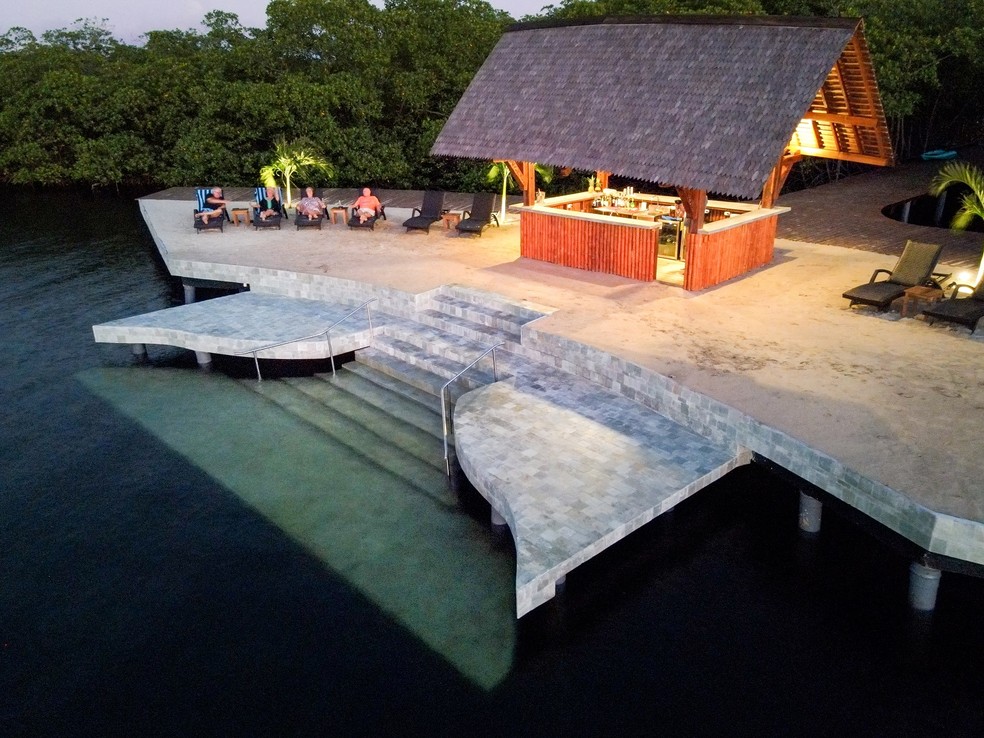 Entrada para a água da praia flutuante do resort Boca Bali, em Bocas del Toro, no Panamá — Foto: Divulgação