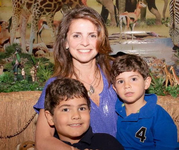 Juliana com os filhos Luca e Matteo (Foto: Arquivo pessoal)