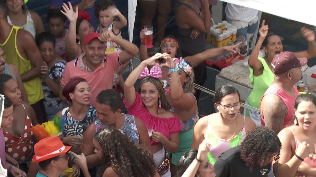 O CDU na Folia reúne multidão no bairro da Várzea, na Zona Oeste do Recife — Foto: Reprodução/TV Globo