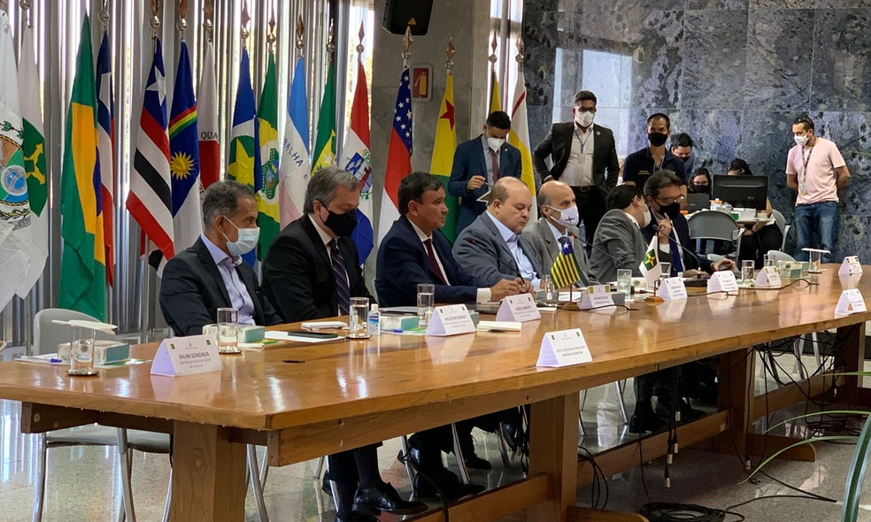 Governadores participam de reunião na manhã de segunda-feira (23) no Palácio dos Buritis, em Brasília — Foto: Alexandre Vieira