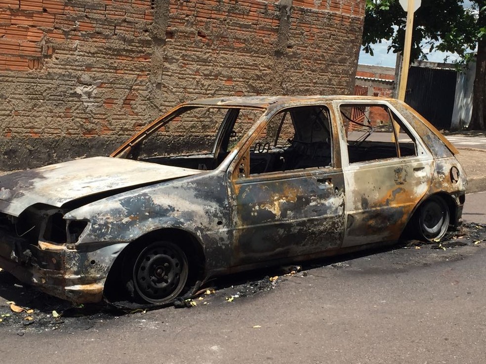 Veículo foi incendiado no Jardim Brasil Novo, em Presidente Prudente (Foto: Júnior Paschoalotto/TV Fronteira)
